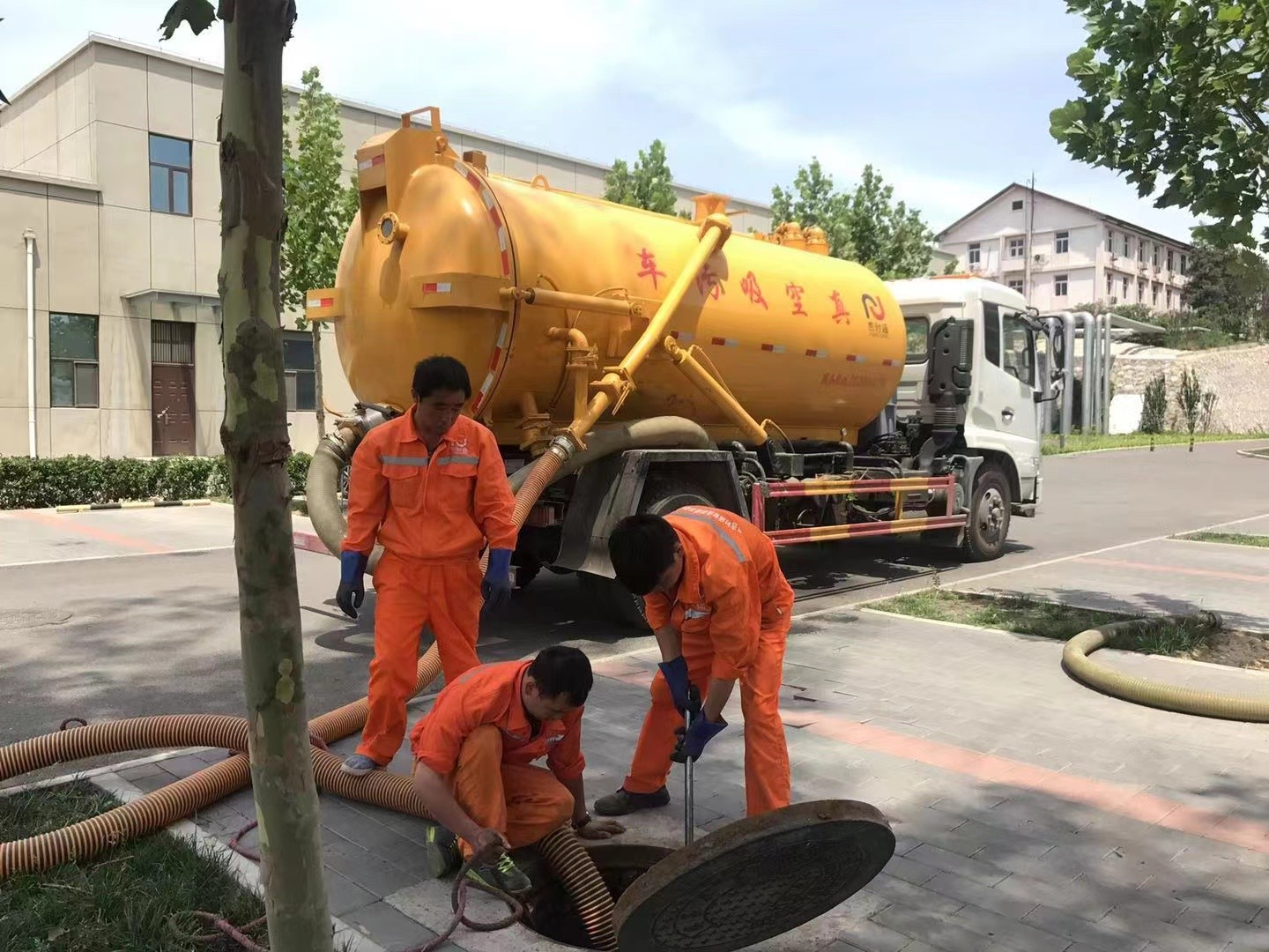 高陵管道疏通车停在窨井附近