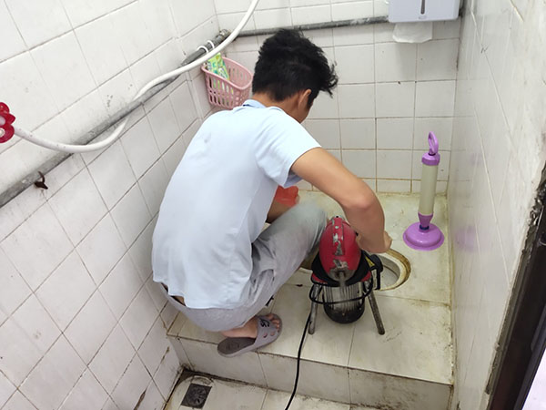 高陵管道堵塞冒臭气 专业师傅现场解决问题
