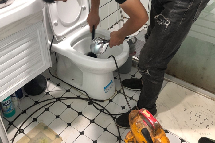 高陵马桶堵塞自己疏通还是找师傅?专业上门服务让你省时更省心